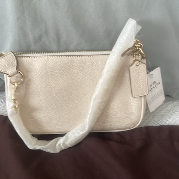 Coach cream colored Chain Handle Wristlet ,Dust Bag FREE 2 PR EARRINGS ALL NWTS - Picture 5 of 10